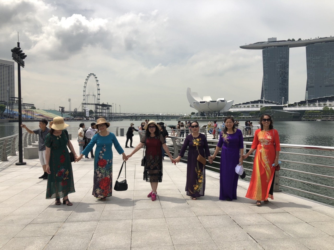 khách chụp hình tại công viên sư tử biển