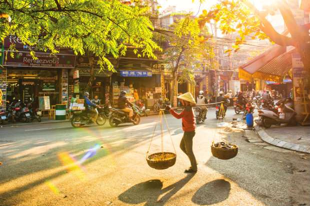 Những gánh hàng rong chở cả “trời thu Hà Nội”.